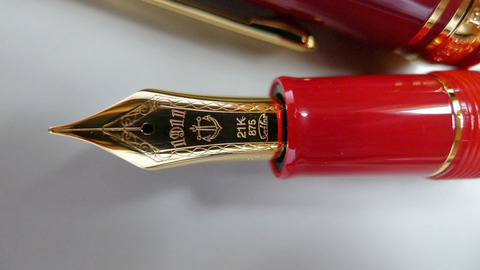 日本伝統の「赤」で塗られたセーラー万年筆 
