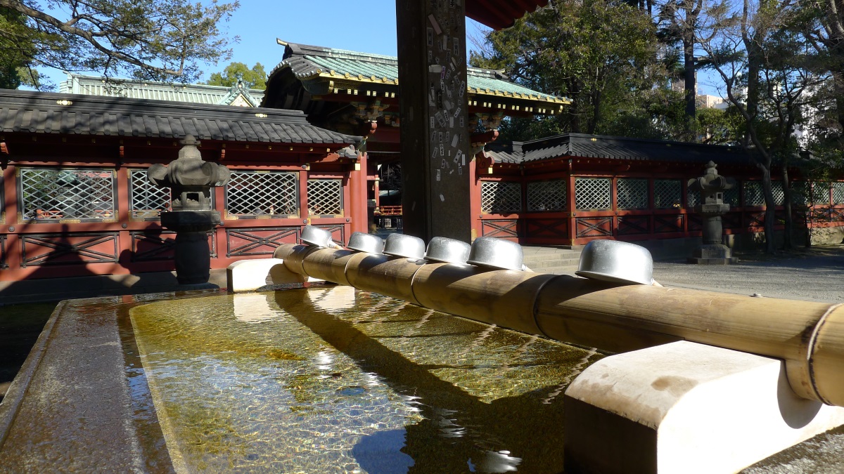 画像　根津神社の手水舎